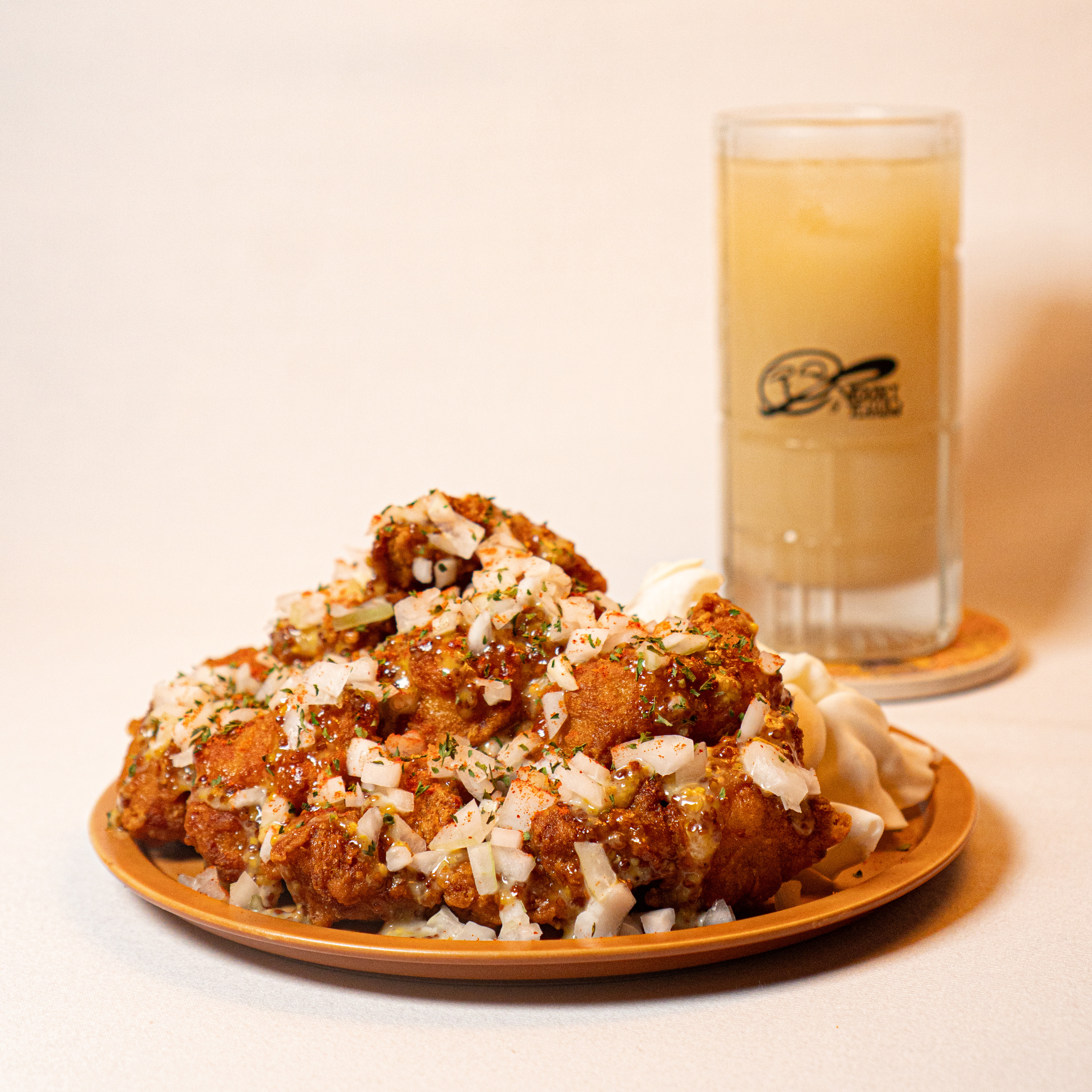 닭튀김과 시즈널 드래프트 막걸리 1잔